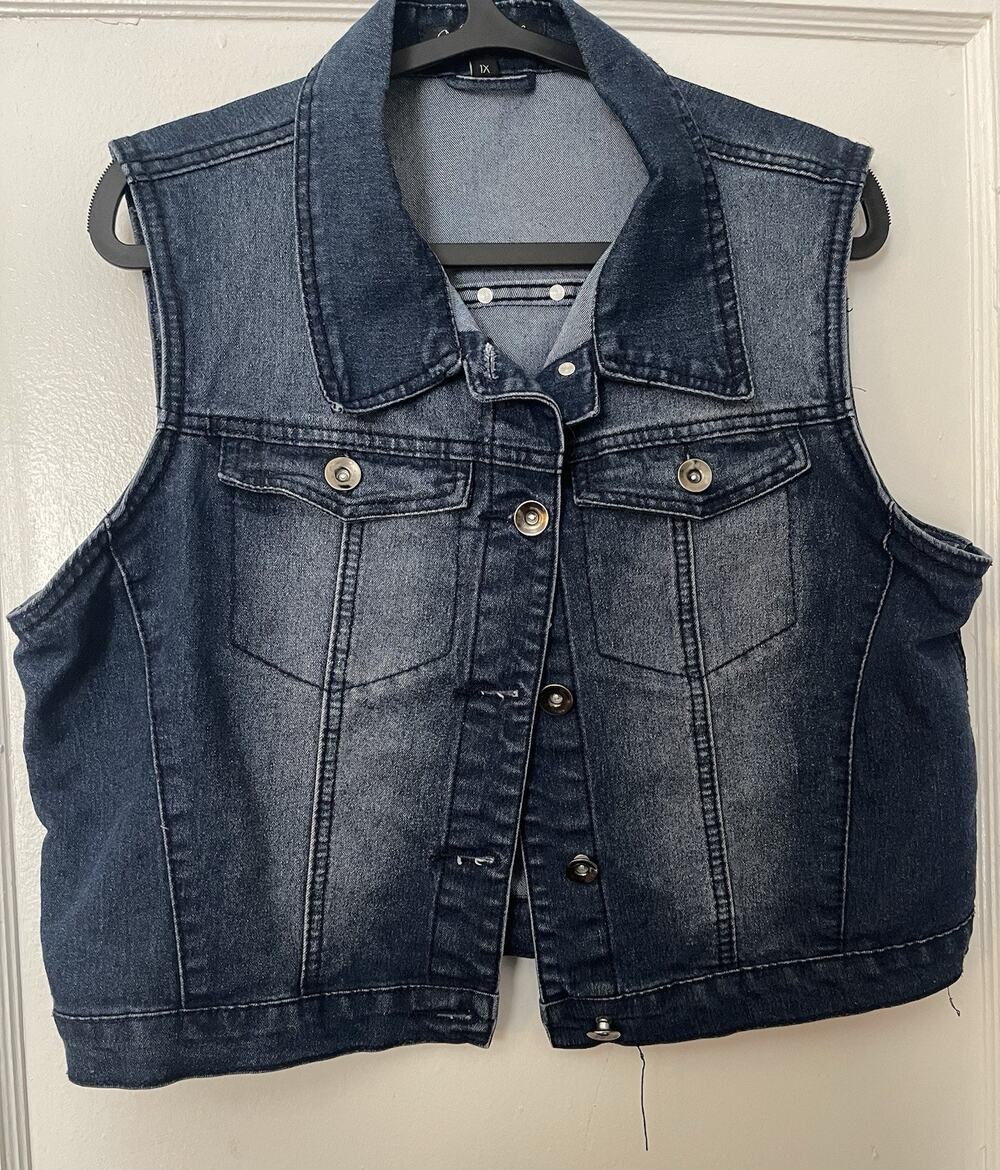 What’s Hot Women’s Sleeveless Lapel Jean Jacket Women’s Size 1x